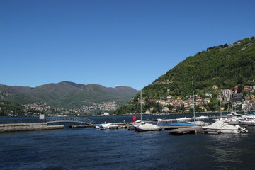 Fototapeta na wymiar Comer See in Italien - Wasser und Boote