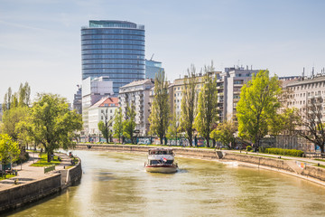 Donaukanal Promenade im Frühjahr in Wien, Österreich