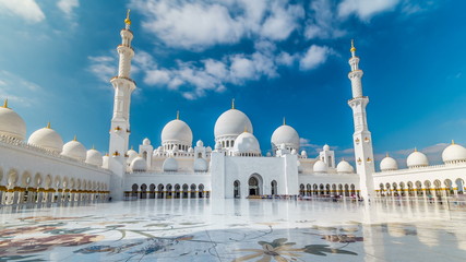Sheikh Zayed Grand Mosque timelapse hyperlapse located in Abu Dhabi - capital city of United Arab Emirates. - obrazy, fototapety, plakaty