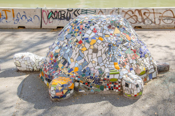 Obraz premium Promenada Kanału Dunajskiego wiosną w Wiedniu, Austria