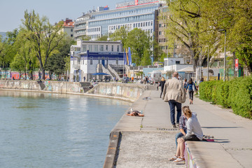 Naklejka premium Promenada Kanału Dunajskiego wiosną w Wiedniu, Austria