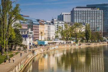Fototapeta premium Promenada Kanału Dunajskiego wiosną w Wiedniu, Austria
