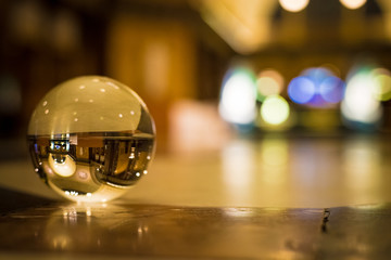 Glaskugel in einem Ballsaal