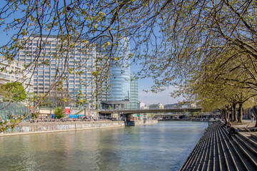 Donaukanal Promenade im Frühjahr in Wien, Österreich