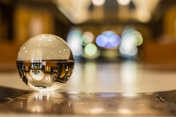 Glaskugel in einem Ballsaal