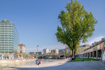 Donaukanal Promenade im Frühjahr in Wien, Österreich