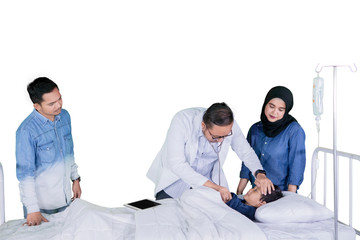 Obraz premium Asian pediatrician examining his patient on studio