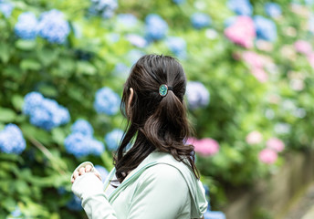 あじさいを眺める若い女性