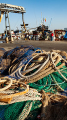 REDES DE PESCA EN EL PUERTO MARITIMO