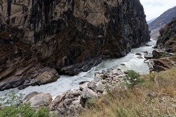 Wąwóz Skaczącego Tygrysa 01 © Miroslaw