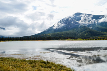 秋のカナディアンロッキー　雨上がりのバーミリオン湖とサルファー山（バンフ国立公園　カナダ・アルバータ州）