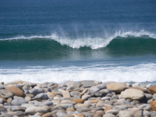 Brechende Welle am Strand von Strandhill in Irland