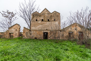 Obraz premium singular building abandoned and in ruins