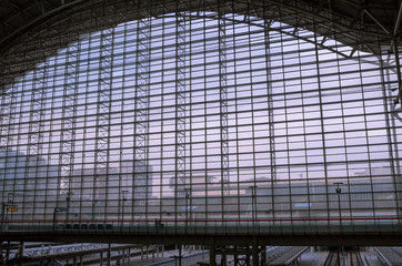 Obraz premium Massive glass wall at train station