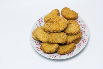 Plato de nuggets de pollo fritos