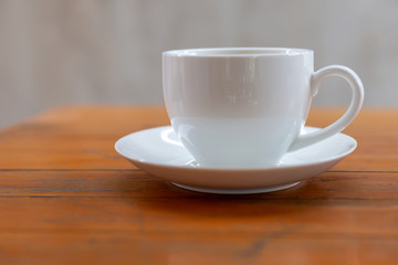 Obraz premium Hot coffee in a white cup on the table