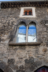Fenêtres médiévales sur la façade d'une maison à Lucéram, Provence, France