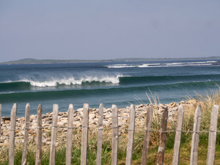 Große Wellen am Strand von Strandhill Sligo