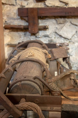 Laminoir ancien en bois métier ancien ou disparu avec de l'outillage vintage