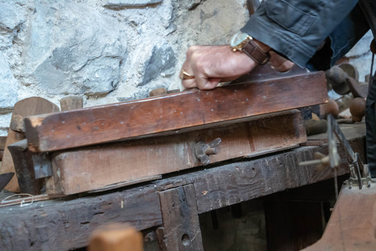 Eb&eacute;niste avec son rabot &agrave; bois sur son &eacute;tabli m&eacute;tier ancien outillage vintage