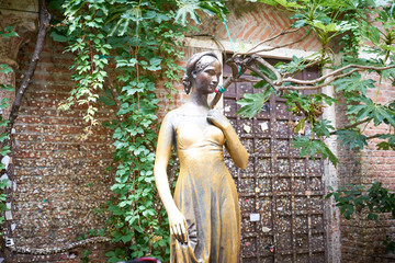 Statue of Julia Capulet in Verona / Romeo and Juliet by William Shakespeare