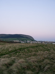 Fototapeta na wymiar Stadtansicht von Strandhill bei Sonnenuntergang im County Sligo am Wild Atlantic Highway in Irland