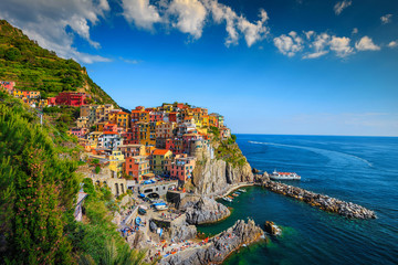 Fototapeta na wymiar Manarola village with colorful buildings, Cinque Terre, Liguria, Italy, Europe