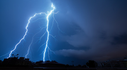 Naklejka premium Lightning falling over the city at night