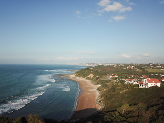 Luftaufnahme vom Strand von Guethary im Baskenland in Frankreich