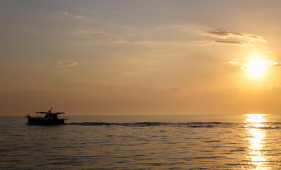 Fototapeta na wymiar Sonnenuntergang auf See