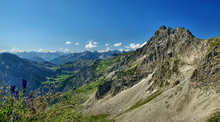 Ausblick auf das Sommerliche Bergpanorama der Allg&auml;uer Alpen