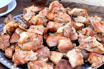 шашлык из свинины выложен на серебряном блюде