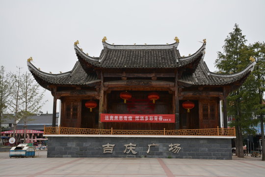Theater auf dem Dorfplatz im Red Pomerade Village bei Wuhan in China