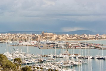 Fototapeta premium Mallorca kathedrale mit Hafen