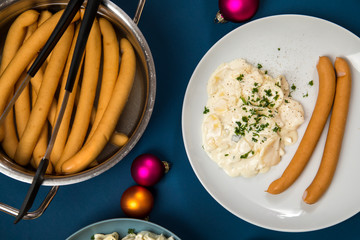 Wiener Würstchen und Kartoffelsalat als typisches Weihnachtsessen zu Heiligabend in Deutschland...