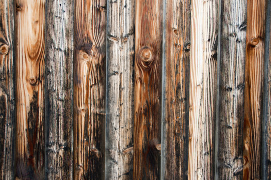 Holzwand eines alten Bauernhauses als Hintergrund
