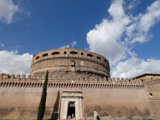 Fototapeta na wymiar Castillo de Sant'Angelo o Castel Sant'Angelo, Mausoleo de Adriano o Mole Adrianorum, es un monumento de Roma situado en la orilla del río Tíber.