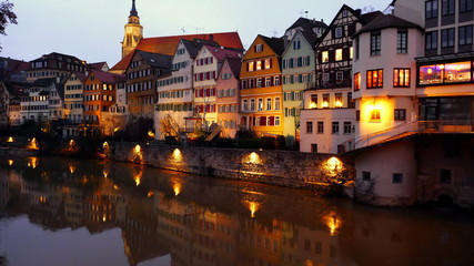 Häuser entlang des Neckars in Tübingen spiegeln sich im Abendlicht im Wasser - obrazy, fototapety, plakaty