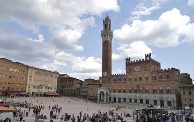Obraz premium Piazza del Campo, Siena, plaza medievales.El Palazzo Pubblico y su Torre del Mangia, junto con varios palazzi signorili la rodean.