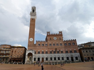 Piazza del Campo, Siena, plaza medievales.El Palazzo Pubblico y su Torre del Mangia, junto con...