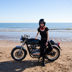 Fototapeta na wymiar Mujer con moto en la playa