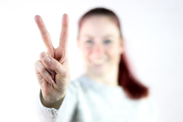 frau macht peace-zeichen I