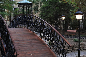 Obraz premium Cityscape. Bridge in the park