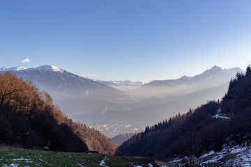blick nach süden über innsbruck im winter ohne schnee
