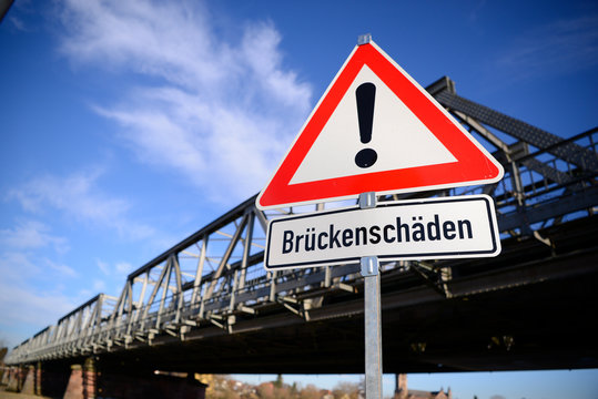 Warnschild vor Br&uuml;ckensch&auml;den vor einer Br&uuml;cke_1