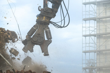 Abrissarbeiten an einem Haus, an dessen Stelle ein Neubau erstellt werden soll.