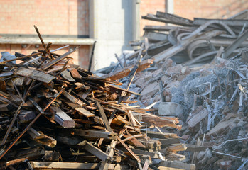 Abrissarbeiten an einem Haus, an dessen Stelle ein Neubau erstellt werden soll.