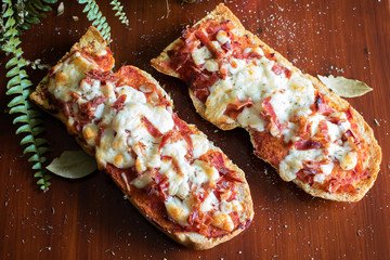 Pizza de jamón y queso III
