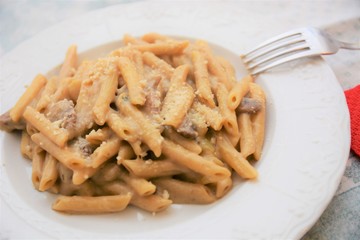 piatto di penne con crema di funghi patate e parmiggiano pasta specialità di cibo italiano