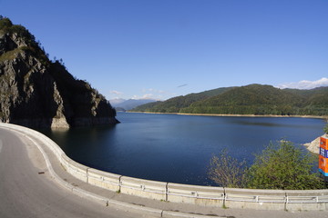 Tama na jeziorze Vidraru w Rumunii